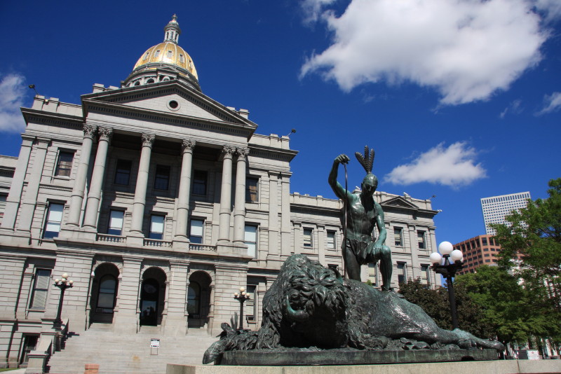 Denver downtown statue af Indianer med bison for Capitol Hill