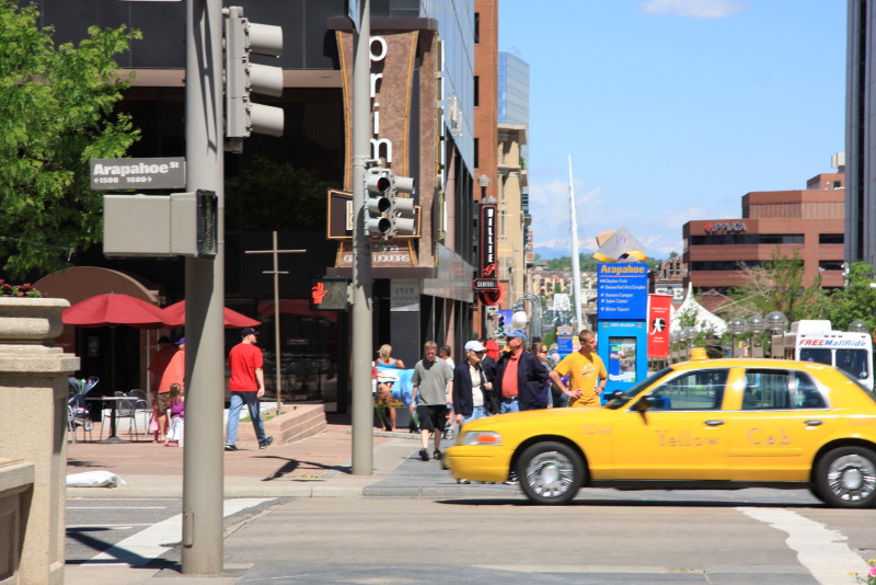 Denver downtown en Yellow cab krydser gaagaden The Mall